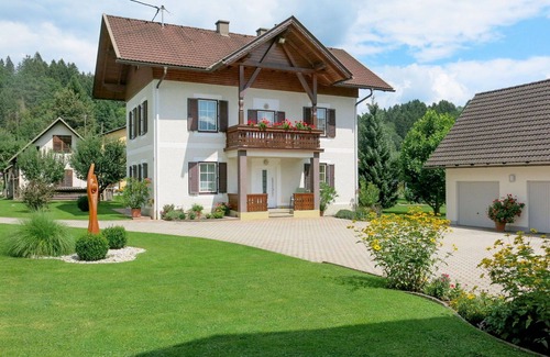 Augsdorf House | Beautiful private villa for 6 people with WIFI, TV and patio