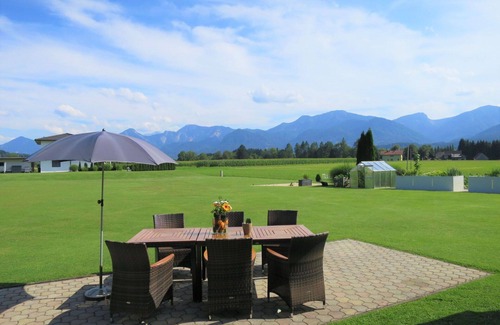Augsdorf House | Beautiful private villa for 6 people with WIFI, TV and patio