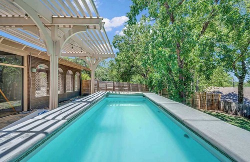 Riverside House | Beautiful Austin Retreat|Pool |Big Yard| Sleeps 20