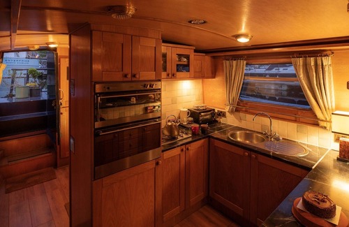 Dursley Boat Rental | Beautiful Barge with No Regrets