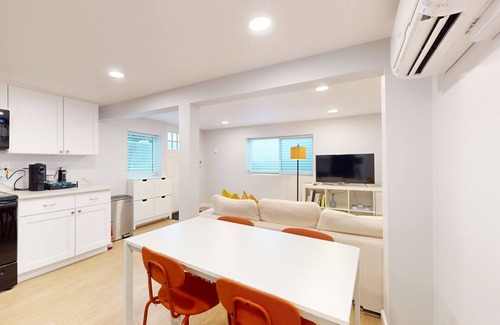 North Beacon Hill House | Beautiful basement unit with full kitchen & Wifi in Seattle