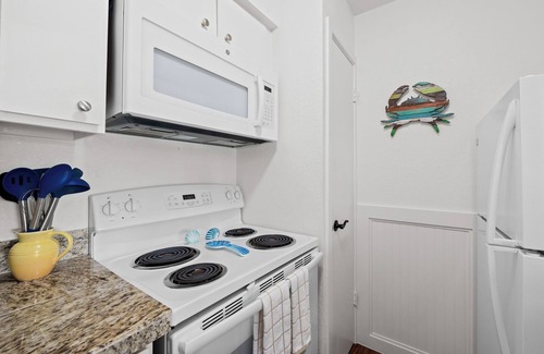 Aransas County Condo | Beautiful Bay View Condo | Cozy Interior + Pool & Bay Access!