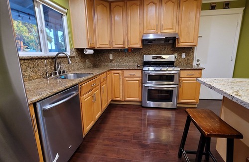 Newark House | Beautiful Bayarea Bungalow centrally located!