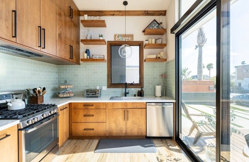 Crown Point House | Beautiful Bayside Beach Home in Pacific Beach