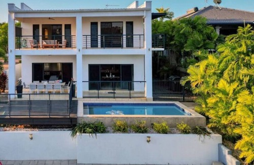 Woolner House | Beautiful Bayview King Beds Pool Water frontage