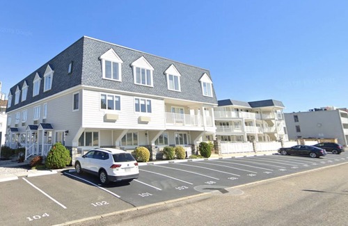 Avalon Condo | Beautiful Beach Block, one bedroom condo in the highly sought after Merrimac Condominiums sleeps 4.