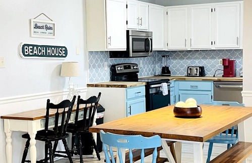 Little River House | Beautiful beach cottage in Little River!