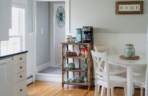 Bristol House | Beautiful Beach Cottage in Downtown Bristol