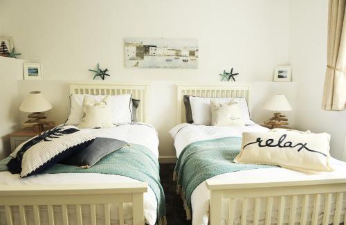 Rhos on Sea House | Beautiful Beach Front Cottage