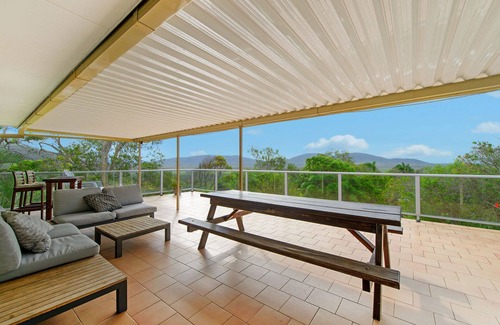 Crescent Head House | BEAUTIFUL BEACH HOME WITH EXPANSIVE DECK, WI-FI & NETFLIX