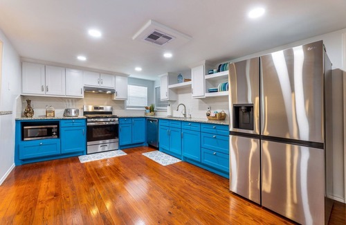 Galveston House | Beautiful Beach Home with Private Pool - 2 min from beach. Insta worthy !