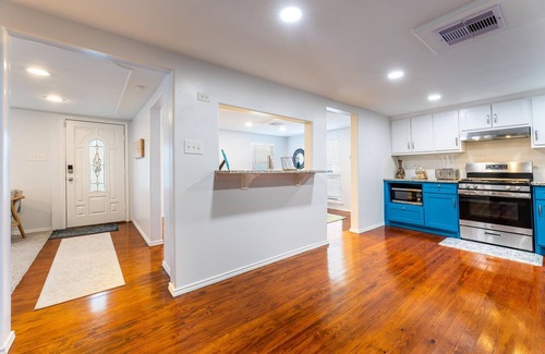 Galveston House | Beautiful Beach Home with Private Pool - 2 min from beach. Insta worthy !