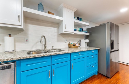 Galveston House | Beautiful Beach Home with Private Pool - 2 min from beach. Insta worthy !