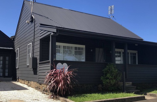 Kiama House | Beautiful beach house sleeping up to 8 people - 2 minutes from beach