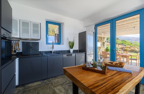 Gavrio House | Beautiful beach house with pool for 8p