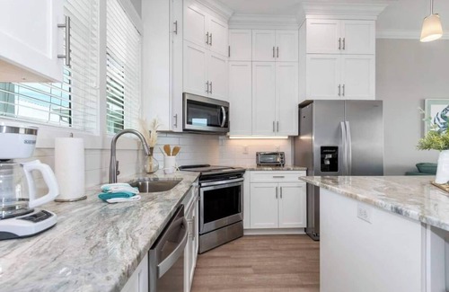 Emerald Isle Apartment | Beautiful beach views with top floor living area. Professionally decorated. Walkable to shops.