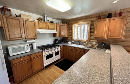 Arnold Cabin | Beautiful Bear Valley Real Log Cabin - 2 Big Balconies - Outdoor/Indoor Dining