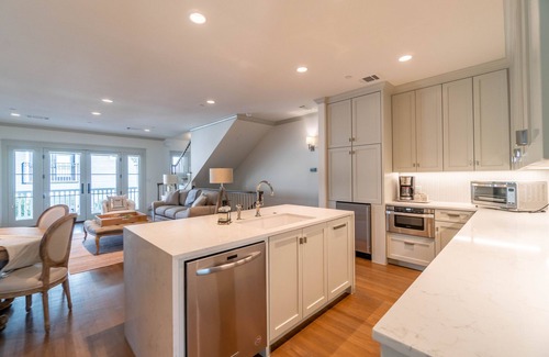 Kessler House | Beautiful Bishop Arts Townhouses: Sleeps up to 16 people!