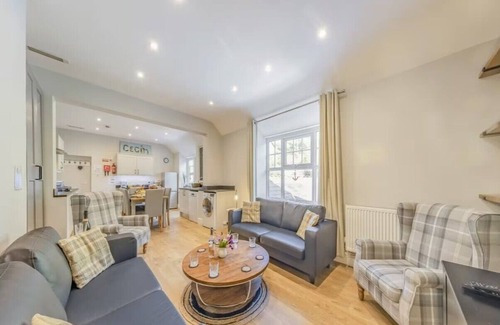 Aberdovey Apartment | Beautiful Boutique Style 4 Bedroom Apartment sleeps 8 -Aberdovey- Free Parking!