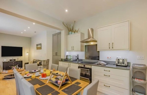 Aberdovey Apartment | Beautiful Boutique Style 4 Bedroom Apartment sleeps 8 -Aberdovey- Free Parking!