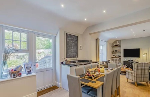 Aberdovey Apartment | Beautiful Boutique Style 4 Bedroom Apartment sleeps 8 -Aberdovey- Free Parking!