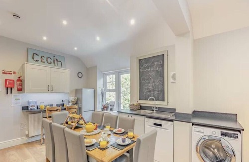 Aberdovey Apartment | Beautiful Boutique Style 4 Bedroom Apartment sleeps 8 -Aberdovey- Free Parking!