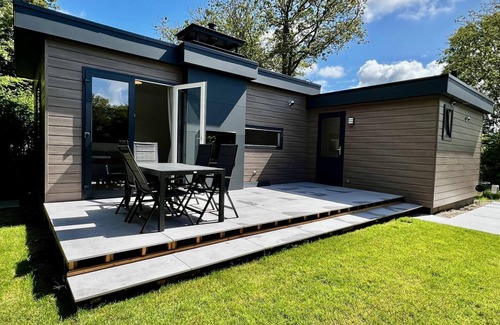 Sint Maartensvlotbrug House | Beautiful, brand new and uniquely designed chalet with pretty garden. Very spacious, modernly furnished for 5 people with luxurious "infinity" gas fireplace, wash-and-dryer and free WiFi.