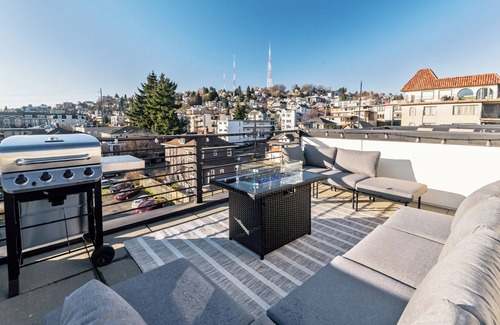 Lower Queen Anne House | Beautiful, Brand New! Seattle Getaway- Awesome Space Needle Views