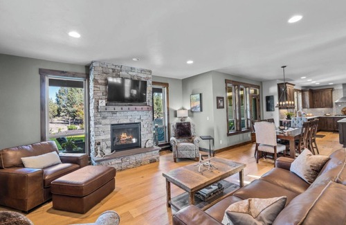 Alfalfa House | Beautiful Brasada 4 bdrm Theater, WiFi, Fire Pit, Hot Tub, Poker Table, Karaoke!