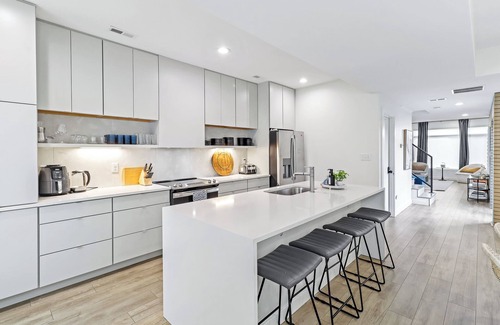 Phoenix Hill House | Beautiful Brick Home|HotTub|KingBed|FirePit|BBQ|70"TV|NuLu|