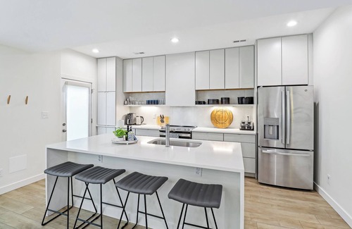 Phoenix Hill House | Beautiful Brick Home|HotTub|KingBed|FirePit|BBQ|70"TV|NuLu|