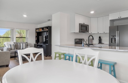 Florida Ridge Condo | Beautiful Bright Condo Minutes to the Beach