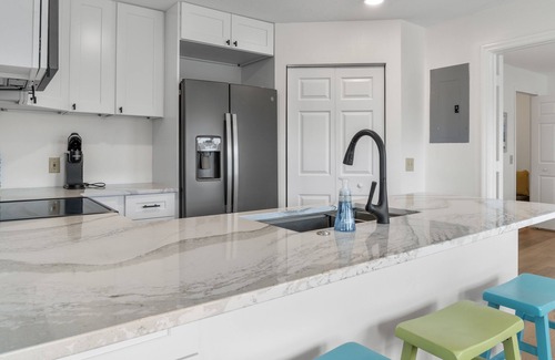 Florida Ridge Condo | Beautiful Bright Condo Minutes to the Beach