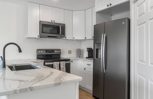 Florida Ridge Condo | Beautiful Bright Condo Minutes to the Beach