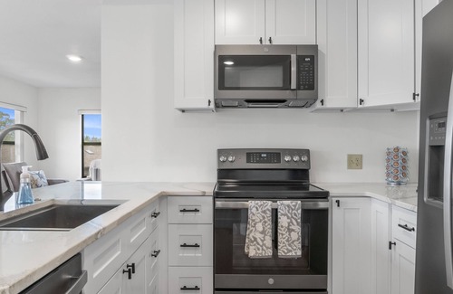 Florida Ridge Condo | Beautiful Bright Condo Minutes to the Beach