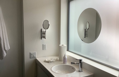 West Sechelt Apartment | beautiful bright cozy suite, 5 min from beach