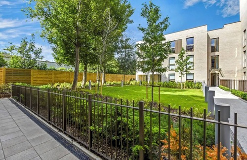Brondesbury Park Apartment | Beautiful bright flat with balcony, courtyard & gym