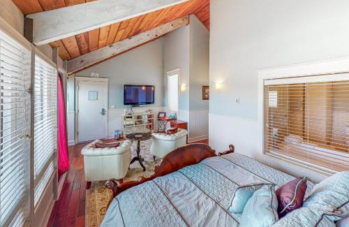 Historic Bayfront House | Beautiful Briny Retreat