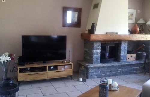 Ugine House | Beautiful building at the foot of the mountains, 15kms from Lake Annecy,