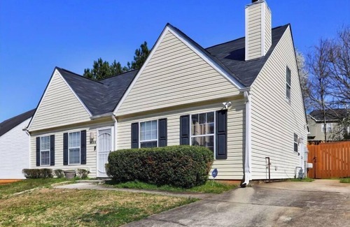 Ellenwood House | Beautiful Bungalow 15min from the Airport! 3bdrms-3updated bath