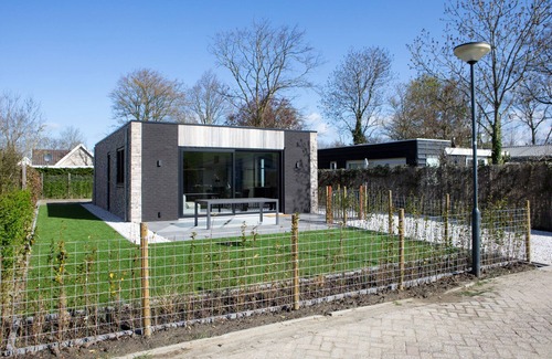 Baarland House | Beautiful bungalow on vacation park by the sea