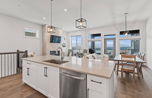 Silver Star Mountain House | Beautiful Brand New Duplex on the Ridge - Private Hot Tub, Large Ski Room!