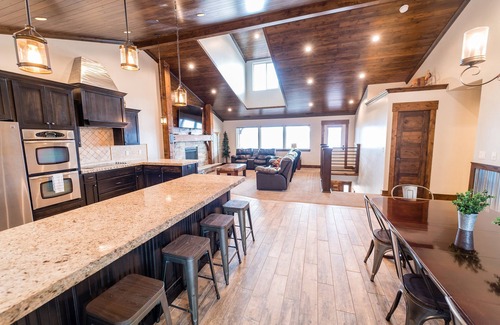 Harbor Village House | Beautiful Cabin close to town and the State Marina