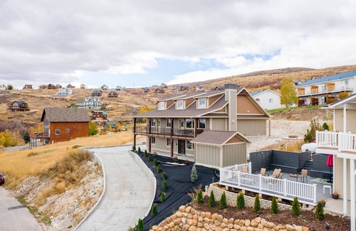 Harbor Village House | Beautiful Cabin close to town and the State Marina