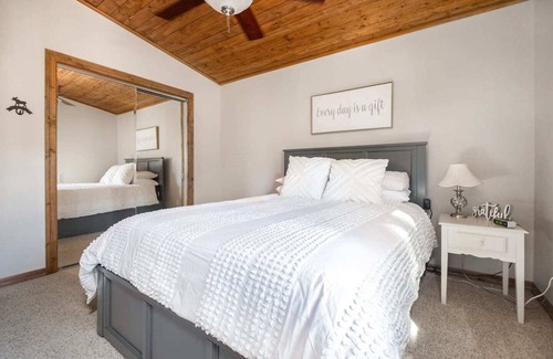 Munds Park Cabin | Beautiful Cabin in the Woods for 10 guests!