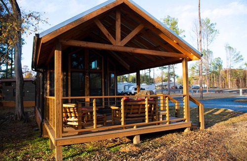 Mount Vernon Cabin | Beautiful Cabin Located in the Piney Woods of East Texas - 1 Bedroom/Double Loft