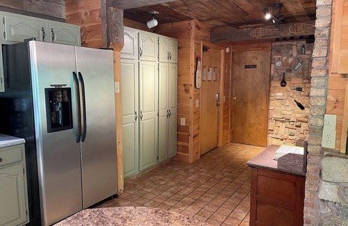 Branch House | Beautiful Cabin with Gorgeous Riverbend View. Great for fishing! Newly Renovated