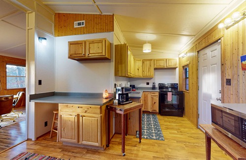 Eureka Springs Cabin | Beautiful cabin in quiet location with lake views, firepit, grill, washer/dryer