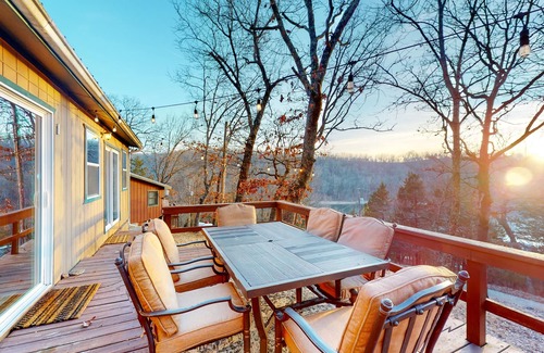 Eureka Springs Cabin | Beautiful cabin in quiet location with lake views, firepit, grill, washer/dryer