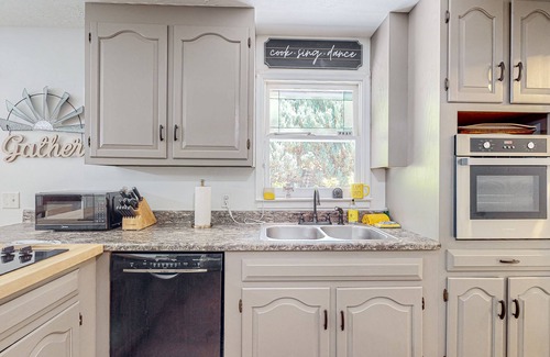 Demorest Cabin | Beautiful cabin with large front porch, river access & peaceful surroundings